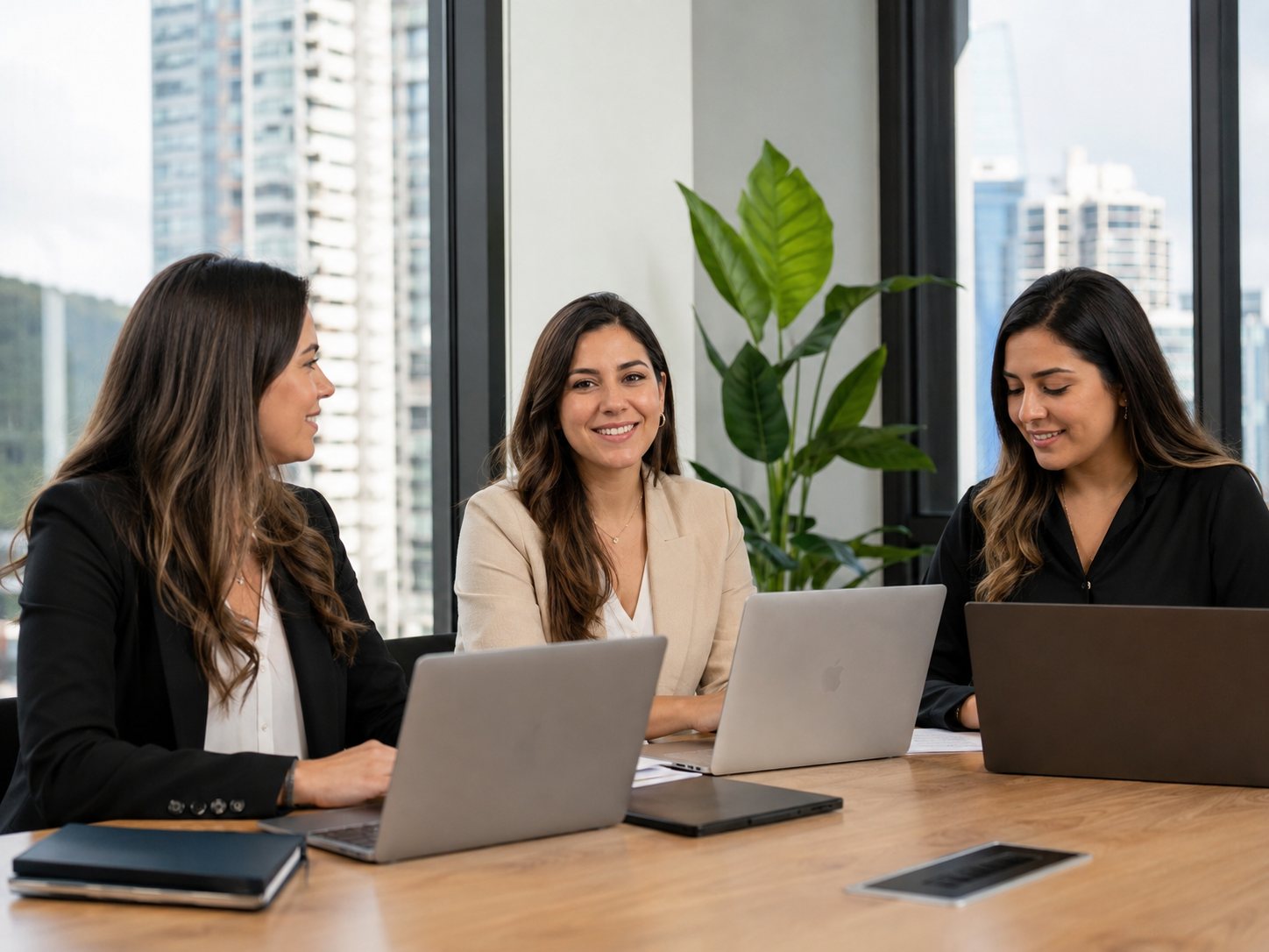 Equipo de PJC Solutions en su sede de Panamá